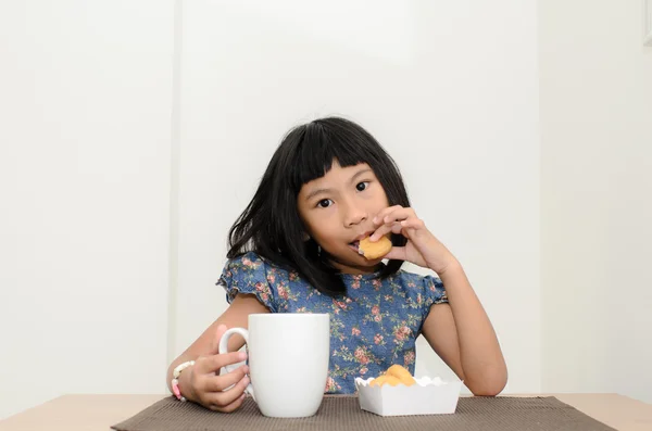 Aziatisch meisje ontbijten thuis. — Stockfoto