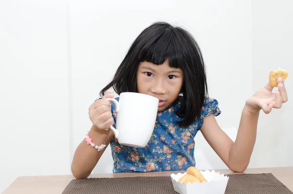 Menina asiática tomando café da manhã em casa . — Fotografia de Stock