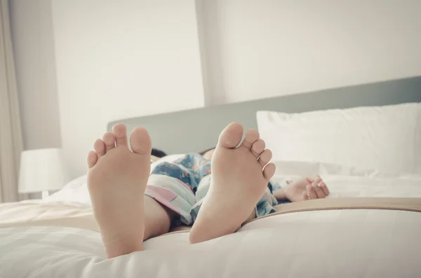 Jeune enfant pieds nus au lit avec ton vintage, département de champ . — Photo