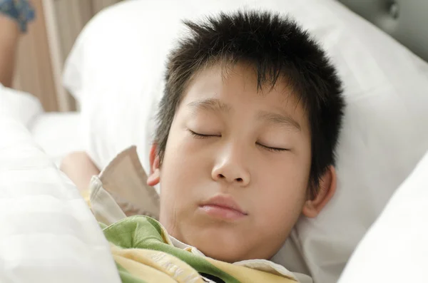 Close-up slapen jongen op bed. — Stockfoto