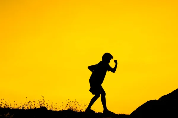 Junge hebt beim Sonnenuntergang die Hände — Stockfoto