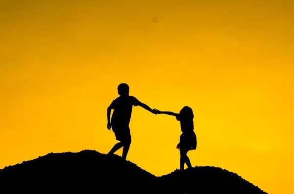 Daha yüksek, akıl hocası kavramı tırmanma kız elini tutarak çocuk. — Stok fotoğraf