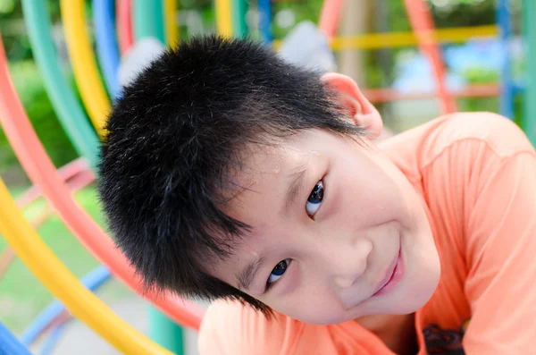 Asiático chico enjon con al aire libre parque infantil — Foto de Stock