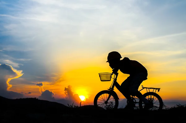 Silhouette of the cyclist riding a road bike at sunset — Stock Photo, Image