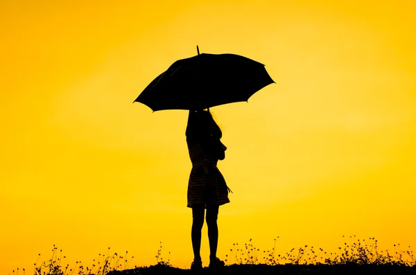 Ομπρέλα κορίτσι με ηλιοβασίλεμα σιλουέτα — Φωτογραφία Αρχείου
