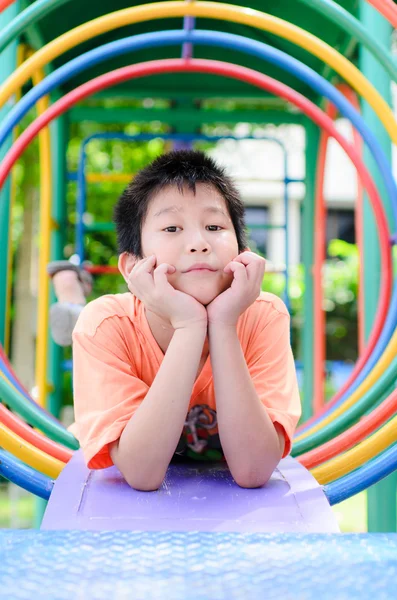 屋外の遊び場とアジアの少年 enjon — ストック写真