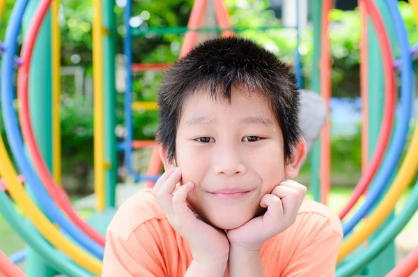Asyalı çocuk enjon açık bahçesi ile — Stok fotoğraf
