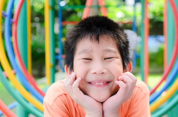 屋外の遊び場とアジアの少年 enjon — ストック写真