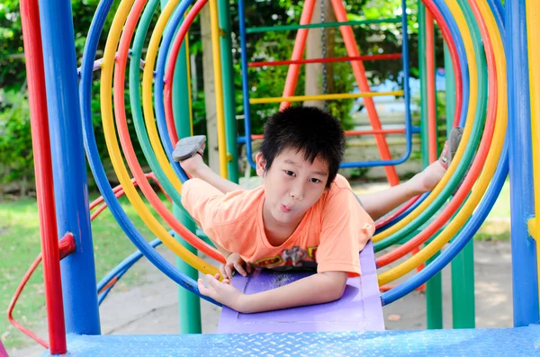 Asiático chico enjon con al aire libre parque infantil — Foto de Stock