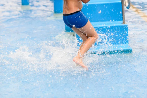 Motion flou garçon courir dans la piscine . — Photo