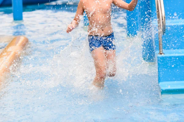 Motion ragazzo sfocatura in esecuzione in piscina . — Foto Stock