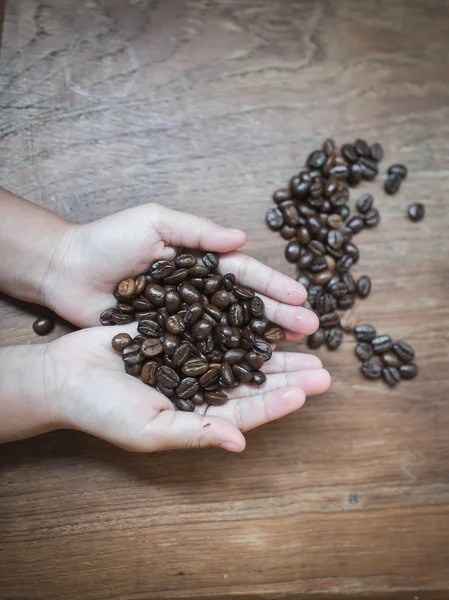 Ofee korrels in de holte van de hand — Stockfoto