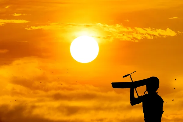 おもちゃの飛行機と昇る太陽を弾いてシルエット — ストック写真