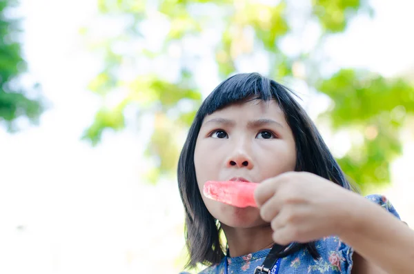 少しアジアの女の子は彼女のアイスクリームをお楽しみください。 — ストック写真