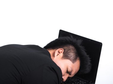 onun laptop üzerinde beyaz izole uyuyan genç iş adamı.