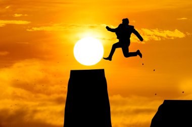 siluet adam atlama içinde güneşin doğuşunu.