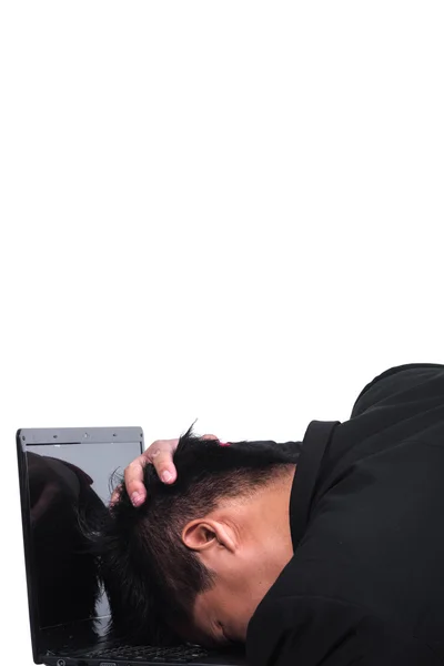 Joven hombre de negocios durmiendo en su portátil aislado en blanco . — Foto de Stock