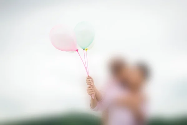 Férias de verão, celebração e namoro conceito - casal com pa — Fotografia de Stock