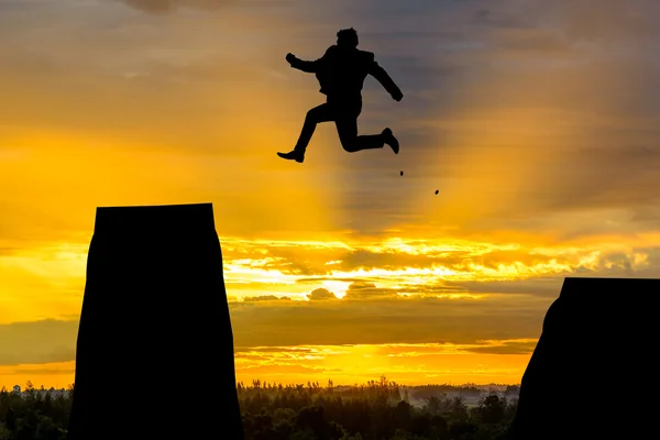 Siluett Man hoppa i solen gå upp. — Stockfoto