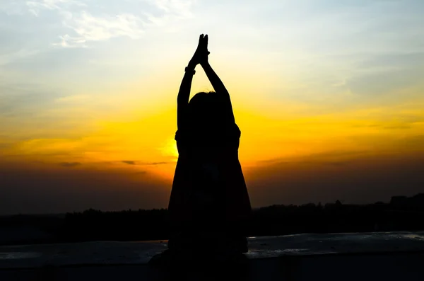 Young girl enjoying beautiful sun rise. — Stock Photo, Image