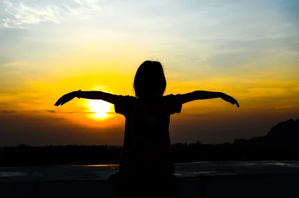 Young girl enjoying beautiful sun rise. — Stock Photo, Image