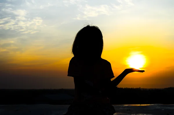 Young girl enjoying beautiful sun rise. — Stock Photo, Image