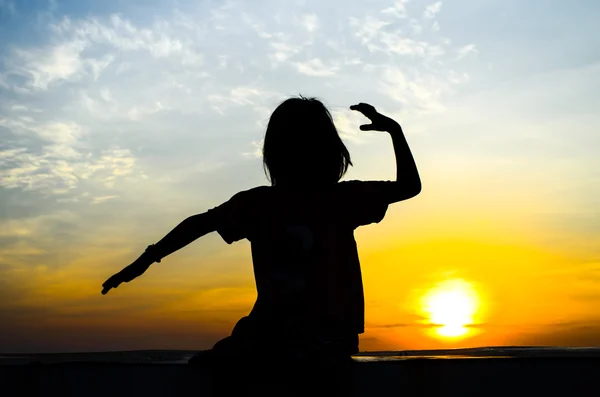 Young girl enjoying beautiful sun rise. — Stock Photo, Image