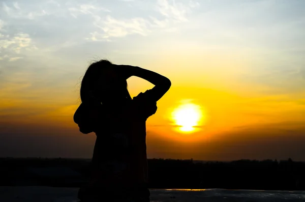 Young girl enjoying beautiful sun rise. — Stock Photo, Image