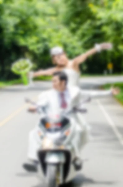 ぼやけて背景がちょうど結婚しました。新郎と新婦、バイクゲームの — ストック写真