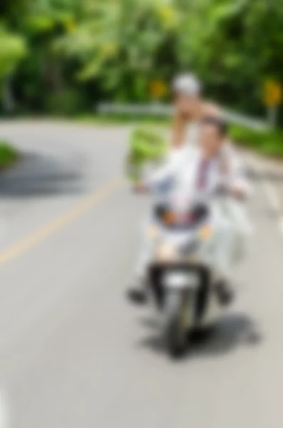 Blurry background, Just married. Groom and bride on the motorcyc — Stock Photo, Image