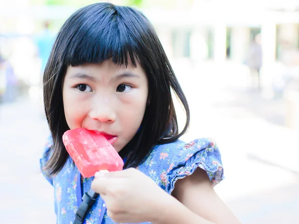 Piccola ragazza asiatica godere il suo gelato — Foto Stock