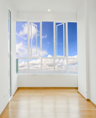 Yeni ev iç Oda bitmemiş ahşap zemin ile inşa