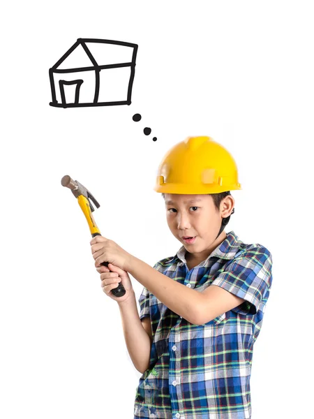Азиатский ребенок в жёлтом шлеме и держит молоток с копирайтом — стоковое фото