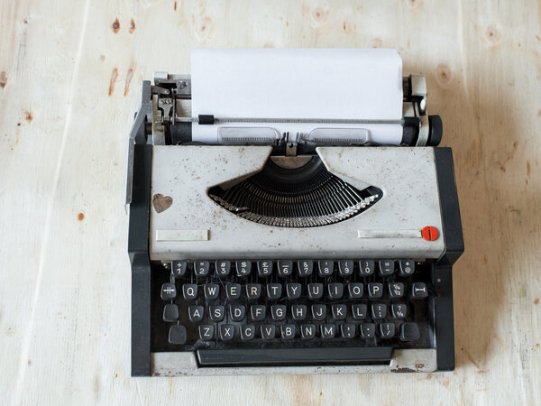 старая пишущая машинка на деревянном столе
.