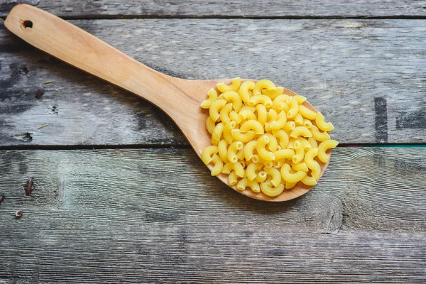 Italienische Makkaroni Pasta auf Korbflechterei mit Holzstruktur Backgro — Stockfoto