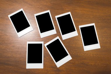 Polaroid fotoğraf çerçevesi ahşap zemin üzerinde