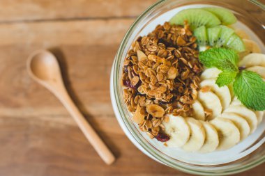 Yoğurtlu müsli ve muz ahşap tablo.