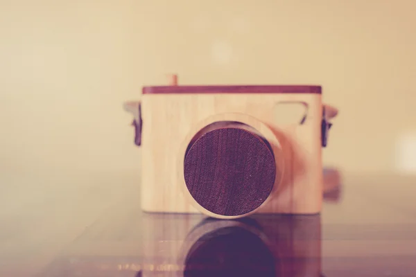 Macchina fotografica giocattolo vintage sul tavolo . — Foto Stock