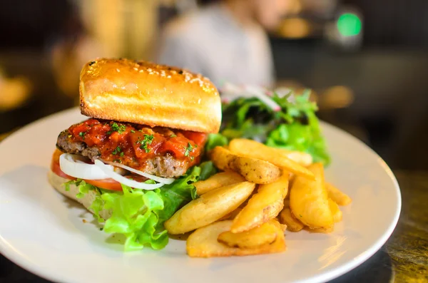 Gourmet maso hamburger v restauraci připraven sloužit — Stock fotografie