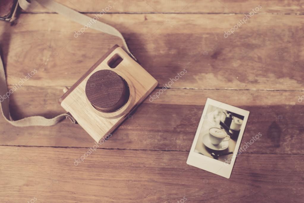 Vintage toy camera and polaroid printing on wooden — Stock
