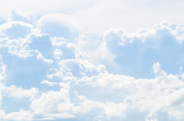 Mavi gökyüzü ve beyaz bulutlar