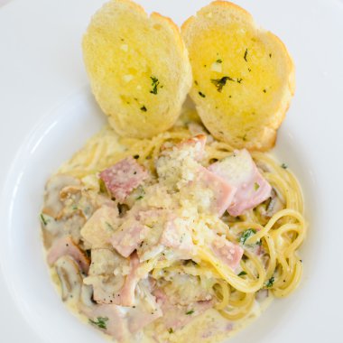 Spagetti, peynir, pastırma ve mantarlar beyaz diskte