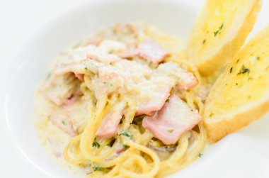 Spagetti, peynir, pastırma ve mantarlar beyaz diskte