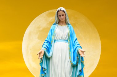 Kutsal kadınlar ve arka plan wtith güneş büyük ay heykelleri ayarla.