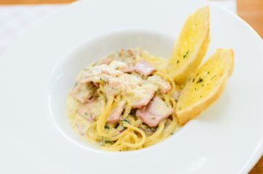 Spagetti, peynir, pastırma ve mantarlar beyaz diskte