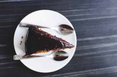 Karanlık çikolatalı kek masaya dilim.