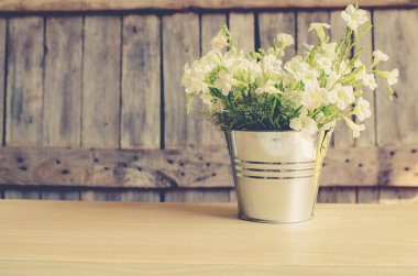 Vintage paslanmaz saksıyı ahşap arka plan ile.