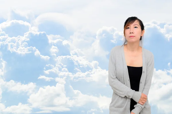 Mulher asiática inteligente com fundo azul céu — Fotografia de Stock