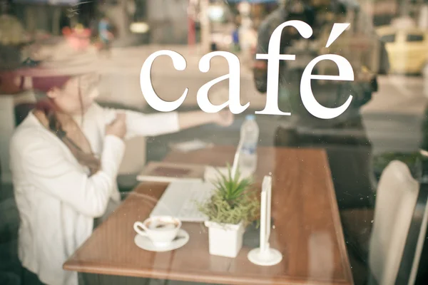 Cafe met Aziatische vrouw drinken koffie achtergrond. — Stockfoto