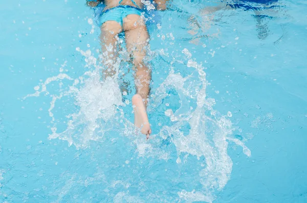 Děti holka v bazénu — Stock fotografie